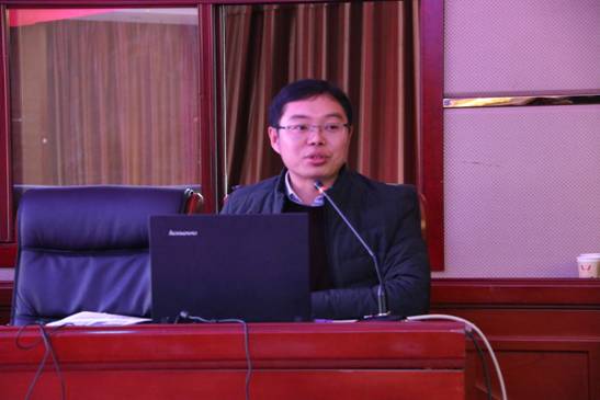 1-4教务处副主任周亮做了《校园科技运动会开展》的专题报告